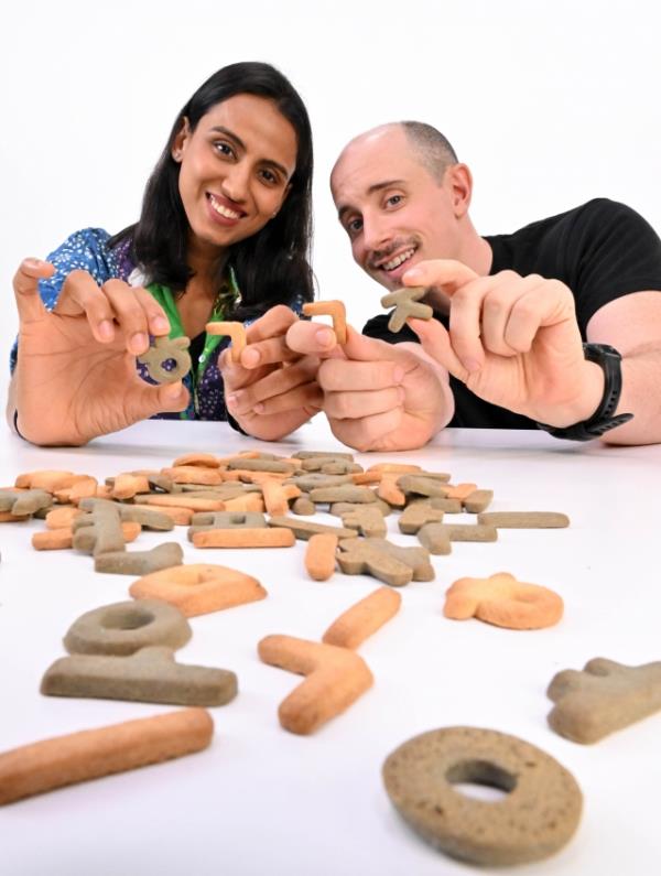 Tyler Rasch (right) and Nidhi Agrawal pose with Hangeul Kwaja, Korean alphabet-shaped docu<em></em>ments, prior to an interview with The Korea Herald Sept. 25 in Seoul. (Im Se-jun/The Korea Herald)