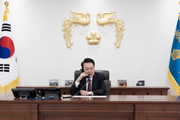 President Yoon Suk Yeol talks over the phone with Japan's new Prime Minister Shigeru Ishiba at his office in Seoul on Wednesday, in this photo provided by the presidential office. (Yonhap)