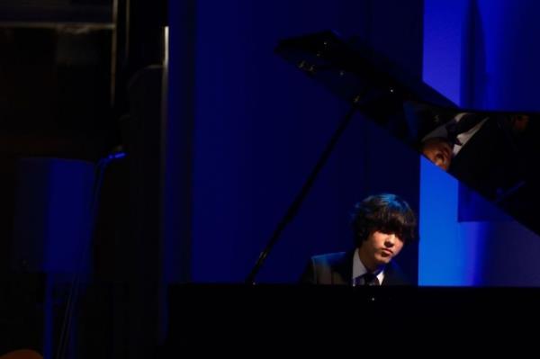 South Korean pianist Lim Yunchan performs after receiving the prestigious Gramophone Classical Music Award in the piano category during a ceremony in Lo<em></em>ndon on Wednesday. (Yonhap)