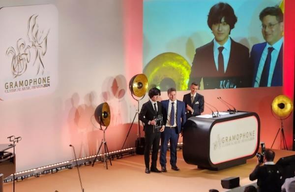 South Korean Pianist Lim Yunchan receives the Gramophone Classical Music Award in the piano category during a ceremony in Lo<em></em>ndon on Wednesday. (Yonhap)