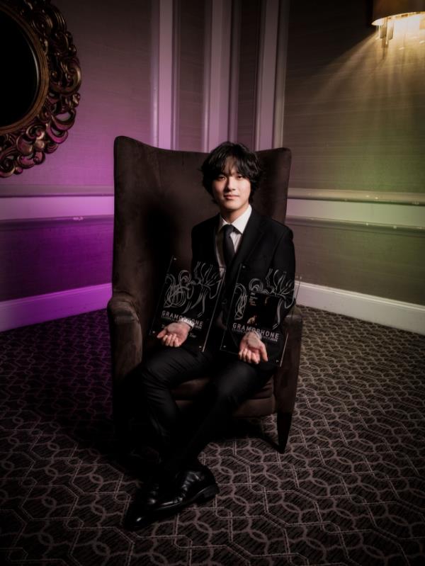 South Korean pianist Lim Yunchan poses for photos with the piano award and the young artist of the year award at the Gramophone Classical Music Awards ceremony held in Lo<em></em>ndon Wednesday. (Yonhap)