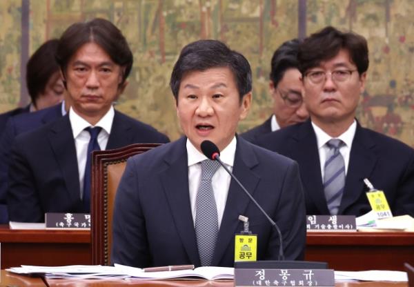 Korea Football Association President Chung Mong-gyu (center) speaks at the parliamentary committee on culture, sports and tourism at the Natio<em></em>nal Assembly in Seoul on Sept. 24, as men's natio<em></em>nal team coach Hong Myung-bo (left) and former KFA technical director Lee Lim-saeng look on. (Yonhap)