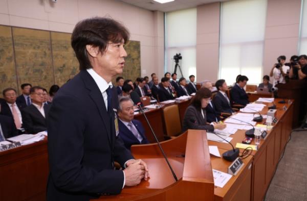 Men's natio<em></em>nal soccer team coach Hong Myung-bo (left) speaks at the parliamentary committee on culture, sports and tourism at the Natio<em></em>nal Assembly in Seoul on Sept.24. (Yonhap)