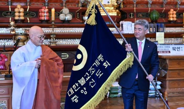 Jung Won-ju (right), chairman of Herald Corp. and Daewoo E&C, and the Ven. Jinwoo, president of the Jogye Order of Korean Buddhism, pose for a photo at a ceremony inaugurating Jung as president of the Lay Buddhist Association at Jogyesa in Seoul on Wednesday. (Park Hae-mook/The Korea Herald)