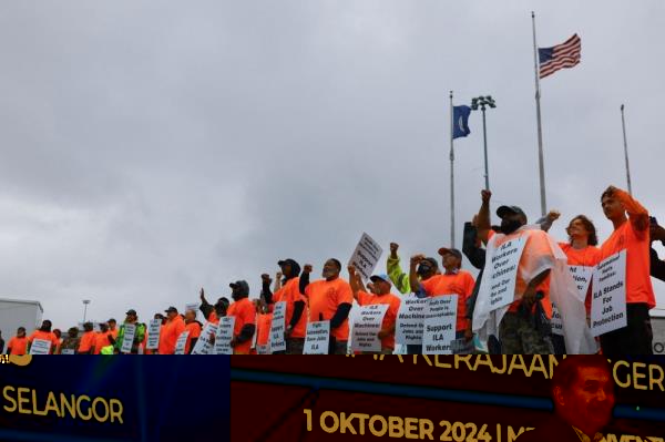 White House backs unio<em></em>n as dockworker strike disrupts US shipping, impacting goods