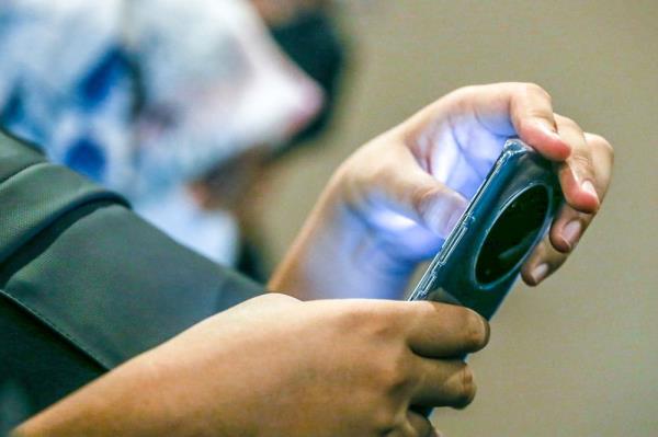 Terengganu ex-teacher left with RM100 after phone scammer tells her to transfer over RM200,000 Haj funds to Agro Bank