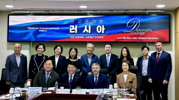 Russian ambassador to South Korea, Georgy Zinoviev, (second from right, front row) attends a Natio<em></em>nal Assembly forum organized by South Korean opposition lawmakers on Wednesday. Kim Arin/The Korea Herald