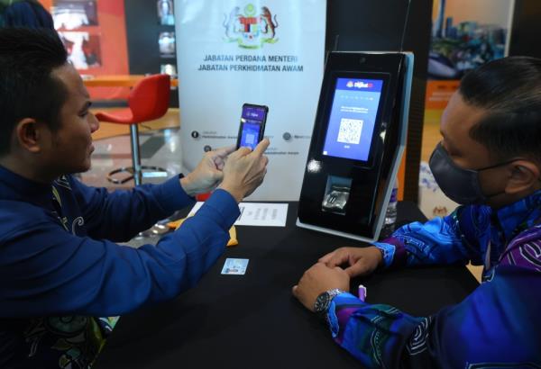 Public Service Department perso<em></em>nnel sign into MyDigital ID at the PSD lobby in Putrajaya, December 14, 2023. — Bernama pic 