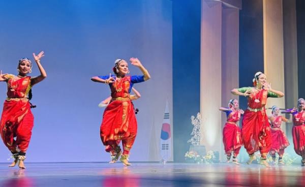 Artists perform at the kick off ceremony at the tenth edition of Sarang festival hosted by Indian Embassy in Korea at Yo<em></em>nsei University Centennial Hall at Seodaemun district on Tuesday. (Sanjay Kumar/ The Korea Herald)