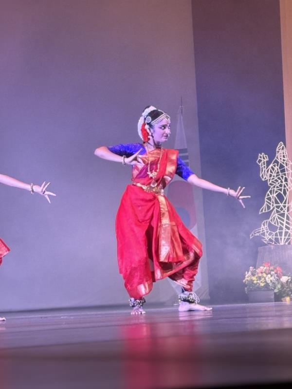 Artists perform at the kick off ceremony at the tenth edition of Sarang festival hosted by Indian Embassy in Korea at Yo<em></em>nsei University Centennial Hall at Seodaemun district on Tuesday. (Sanjay Kumar/ The Korea Herald)