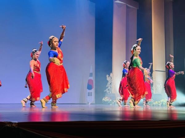 Artists perform at the kick off ceremony at the tenth edition of Sarang festival hosted by Indian Embassy in Korea at Yo<em></em>nsei University Centennial Hall at Seodaemun district on Tuesday. (Sanjay Kumar/ The Korea Herald)