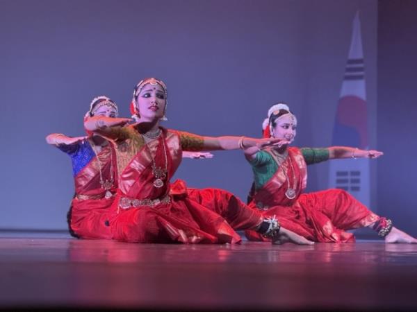 Artists perform at the kick off ceremony at the tenth edition of Sarang festival hosted by Indian Embassy in Korea at Yo<em></em>nsei University Centennial Hall at Seodaemun district on Tuesday. (Sanjay Kumar/ The Korea Herald)