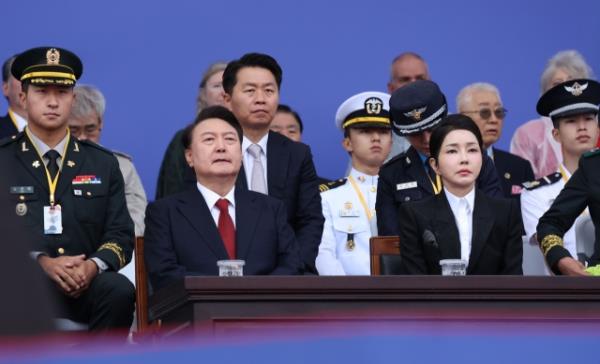 President Yoon Suk Yeol (2nd from left) and first lady Kim Keon Hee (2nd from R) attend a ceremony commemorating the 76th Armed Forces Day held at Seoul Air ba<em></em>se in Seongnam, south of Seoul, on Tuesday (Yonhap)