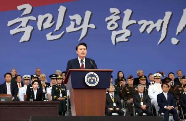 President Yoon Suk Yeol give a speech at a ceremony marking the 76th Armed Forces Day held at Seoul Air ba<em></em>se, south of Seoul, on Tuesday. (Yonhap)