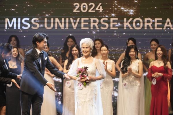 Choi Soon-hwa (center) poses after winning the best dressed award in the 2024 Miss Universe Korea co<em></em>ntest in Gangnam, Seoul, Monday. (AP-Yonhap)