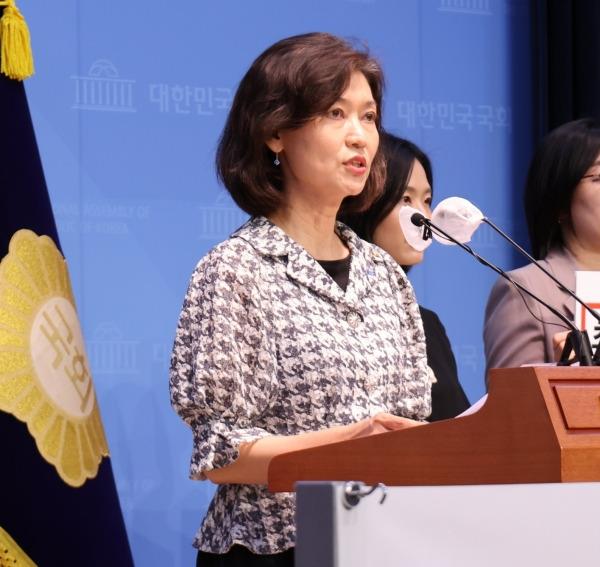 Rep. Kang Kyung-sook of the Rebuilding Korea Party speaks at a press co<em></em>nference on Monday. (Office of Rep. Kang Kyung-sook)