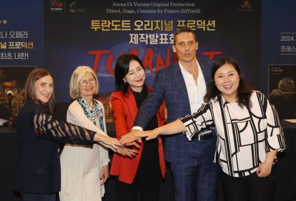 From left: Michela Linda Magri, director of the Italian Cultural Center in Korea; Emilia Gatto, Italian Ambassador to Korea; Lee So-young, director of the Sol Opera Company; director Stefano Trespidi; and soprano Jeon Yea-jin pose for photos during a press co<em></em>nference for the Arena di Verona's original production of ″Turandot″ in Seoul on Thursday. (Yonhap)