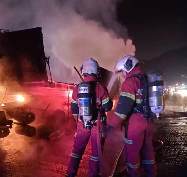 Seven-vehicle crash on KL-Karak Expressway in Pahang leaves three dead, five injured