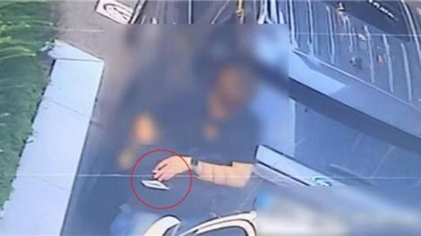 A man is cutting his own bag with a razor blade to fake subway theft (Seoul Metropolitan Police Agency)