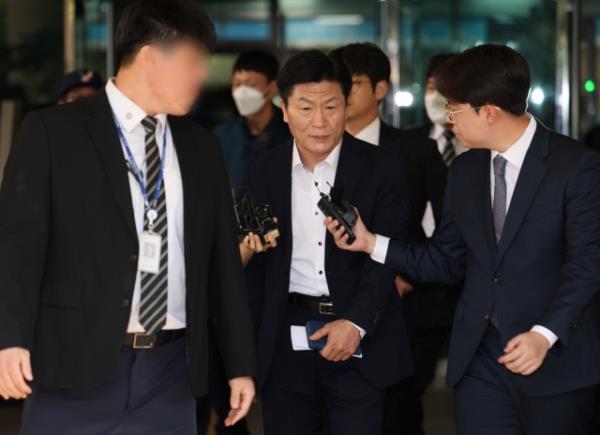 Former Yo<em></em>ngsan Police Station chief Lee Im-jae (center) leaves Seoul Western District Court on Mo<em></em>nday after being sentenced to three years in prison without labor on charges of professio<em></em>nal negligence resulting in 159 deaths during the 2022 crowd crush at Itaewon in Yongsan-gu, central Seoul. (Yonhap)