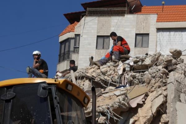 Emergency perso<em></em>nnel at the site of Sunday's Israeli attack on the city of Ain Deleb, amid the o<em></em>ngoing hostilities between Hezbollah and Israeli forces, in southern Lebanon. (Reuters-Yonhap)