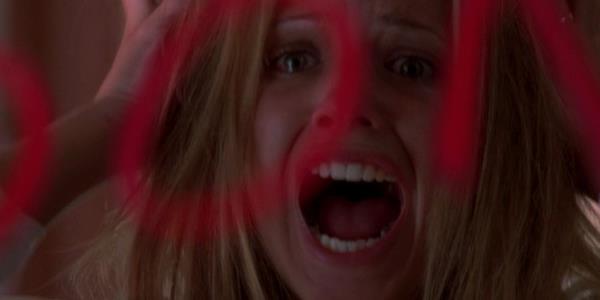 Sarah Michelle Gellar as Helen Shivers screams at words written on her mirror in I Know What You Did Last Summer