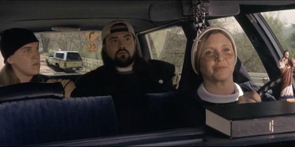 Carrie Fisher drives while Kevin Smith and Jason Mewes are in the passenger seats in Jay And Silent Bob Strike Back