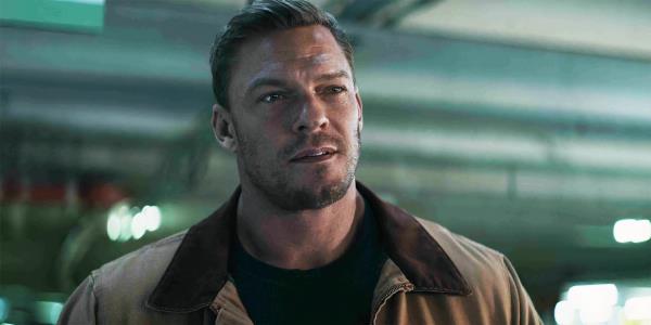 Alan Ritchson as Reacher looking imposing in Jack Reacher season 2 episode 2