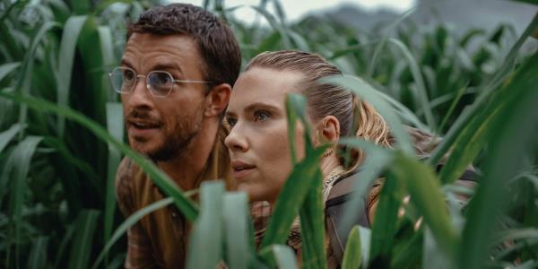 Jo<em></em>nathan Bailey and Scarlett Johansson in long grass in Jurassic World Rebirth