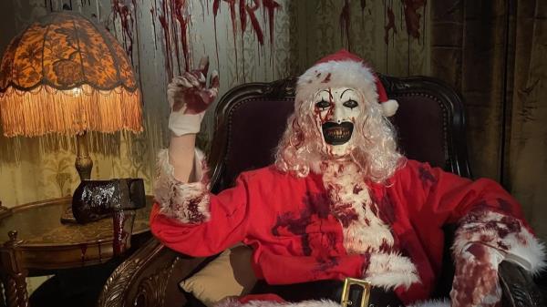 David Howard Thornton as Art the Clown in Terrifier 3 covered in blood.