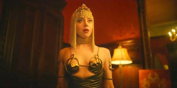 Aubrey Plaza as Wow Platinum wearing an Egyptian themed costume in Megalopolis