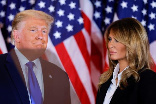 Do<em></em>nald and Melania Trump in front of a US flag