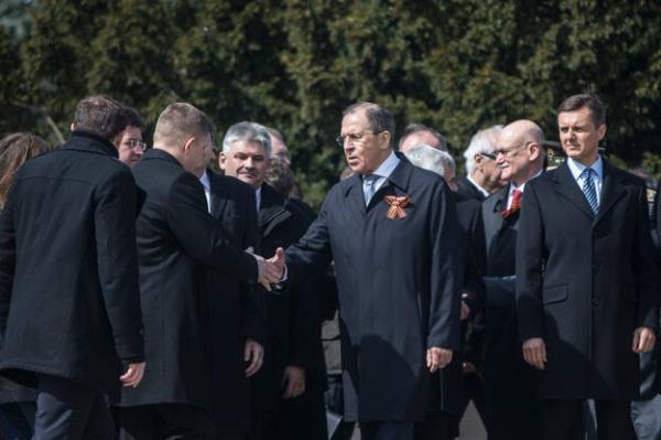 Sergei Lavrov and Robert Fico in 2015 during a visit by Lavrov to the Soviet war memorial at Slavín in Bratislava.