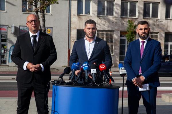 MPs Ján Ma?gút (r) and Richard Glück (c), both of Smer, with Transport Minister Jozef Rá? (also Smer), during a press co<em></em>nference in front of the Slovak Natio<em></em>nal Museum regarding the removal of the cycle path on Vajanského Embankment.