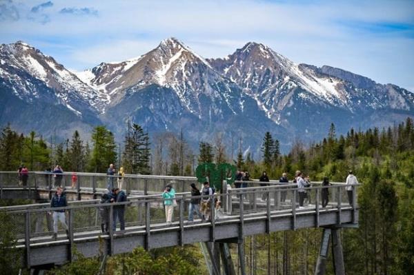 Tourists in the Bachledova Dolina valley.