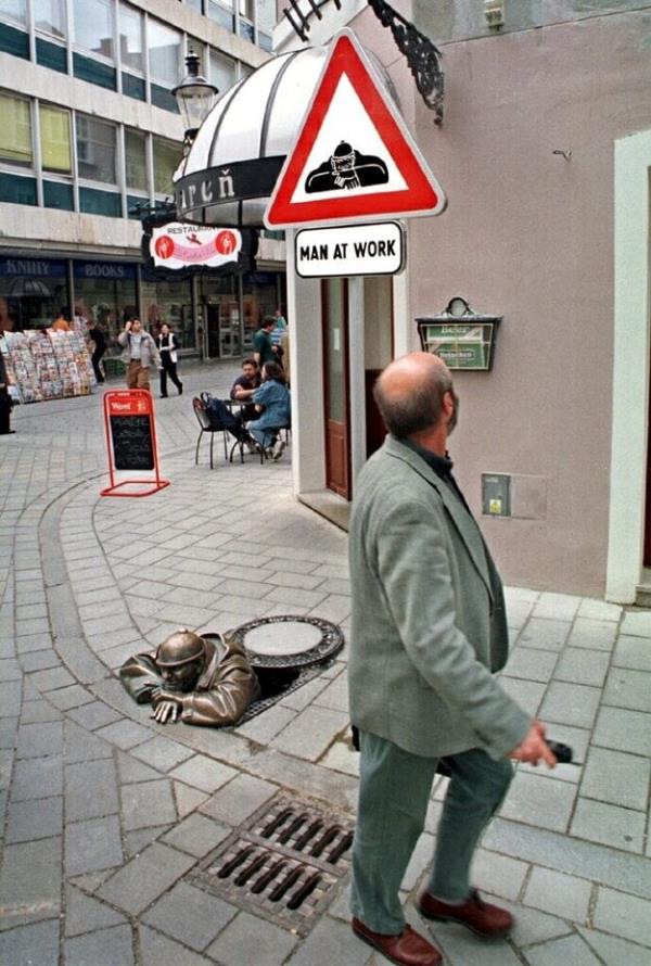 The Man at Work sign was installed next to the statue in 1999.