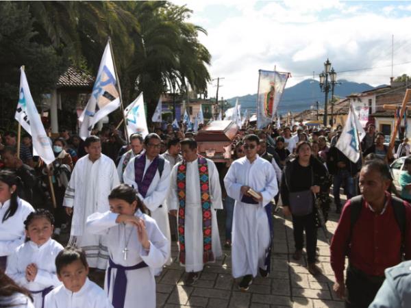 People carry the coffin with the body of priest Marcelo Perez, through the streets in San Cristobal de las Casas, wher<em></em>e he was killed on Sunday after officiating a mass, in San Cristobal de las Casas in the southern state of Chiapas, Mexico, October 20, 2024. REUTERS/Gabriela Sanabria