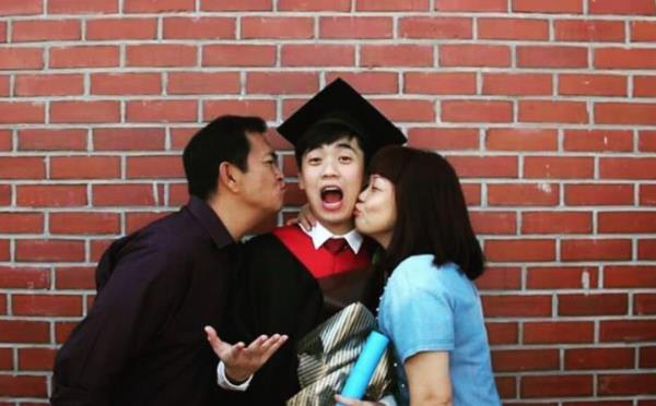 Pinn Yang with his parent