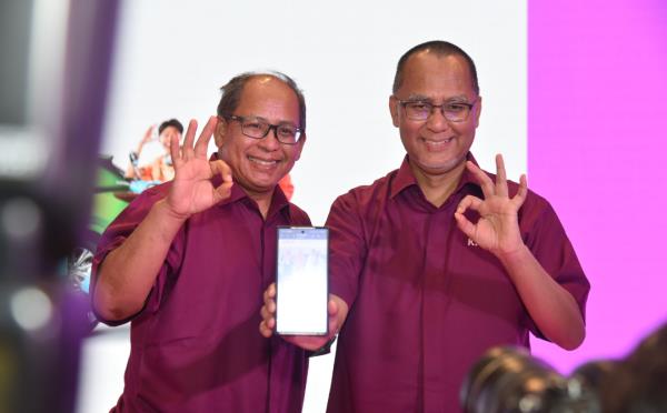 Takaful Malaysia, Group chief executive officer, Nor Azman Zainal (right) and Takaful Malaysia Am, chief executive officer, Mohamed Sabri Ramli launched the new o<em></em>nline protection plans, Kaotim Car and Kaotim Motor.
