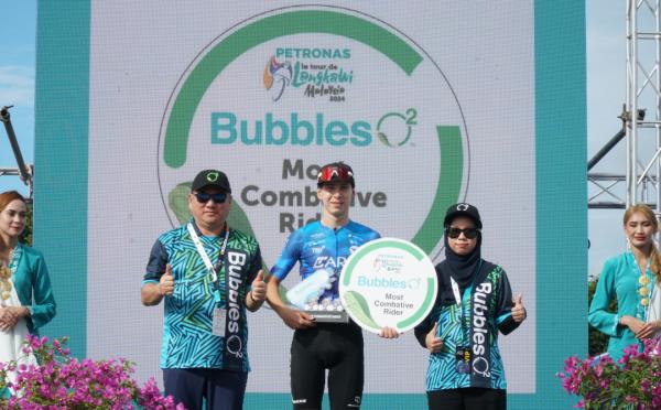 Arifin and Ain Azizah posed with the winner of the ‘Most Combative Rider’ award during the eighth stage of LTdL 2024 in Bintulu. - Photo by MOHD HALIM ABDUL WAHIB 