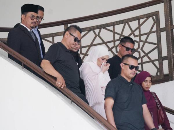 Fazura was seen shedding tears as she exited the courtroom.