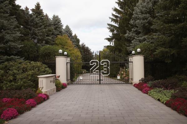 Michael Jordan's mansion has recently auctio<em></em>ned off his Chicago mansion for $9.5 million.