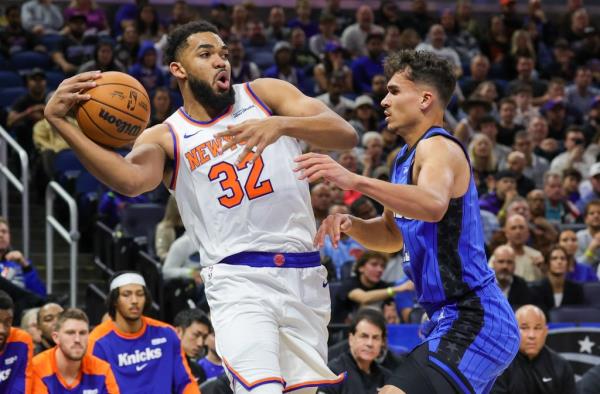 Karl-Anthony Towns looks to make a pass around Tristan da Silva during the Knicks' 108-85 blowout win over the Magic on Dec. 27, 2024.