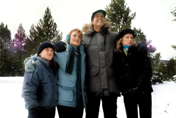 Johnny Galecki, Beverly D'Angelo, Chevy Chase and Juliette Lewis in "Natio<em></em>nal Lampoon's Christmas Vacation." 