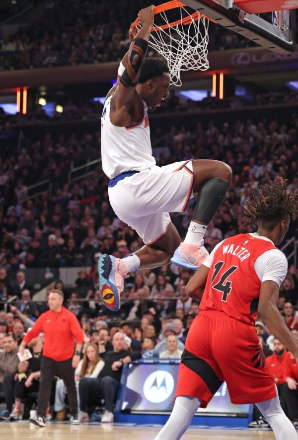 Knicks forward OG Anunoby (8) slams the ball over Toro<em></em>nto Raptors guard Ja'Kobe Walter (14)