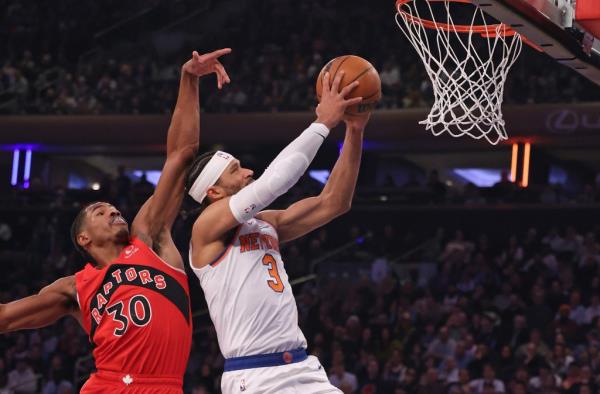 Knicks guard Josh Hart (3) goes up for a shot as Toro<em></em>nto Raptors guard Ochai Agbaji (30) jumps to defend