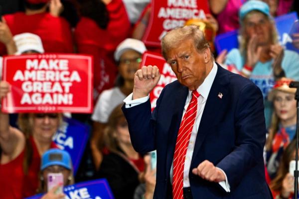 President-elect Do<em></em>nald Trump dances as he leaves a campaign rally in Rocky Mount, North Carolina