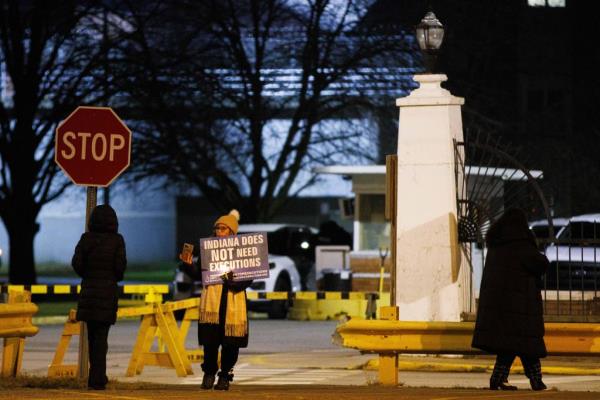 Demo<em></em>nstrators against executions protested outside of the prison.