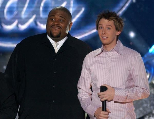 American Idol finalists Ruben Studdard (L) and Clay Aiken at the broadcast of the show's final competition on May 20, 2003 at the Universal Amphitheatre in Burbank, California.  