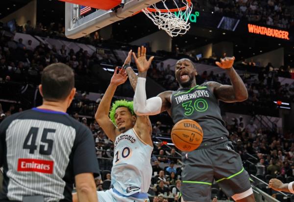 Julius Randle #30 of the Minnesota Timberwolves dunks over Jeremy Sochan #10 of the San Anto<em></em>nio Spurs